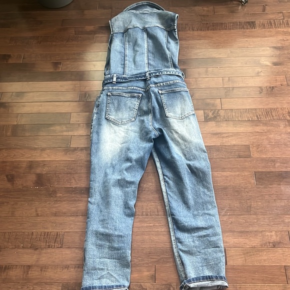 Belted denim jumpsuit from Venus. Size 6 - Picture 6 of 9